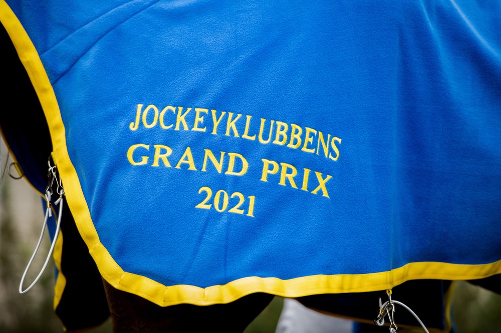 Förra året så instiftades "Jockeyklubbens Grand Prix", ett stort skandinaviskt treåringslopp på Bro Park av derbykaraktär, över 2100 meter. Årets stora nyhet är "Jockeyklubben 6 juni Cup" på Gärdet över 2750 meter.